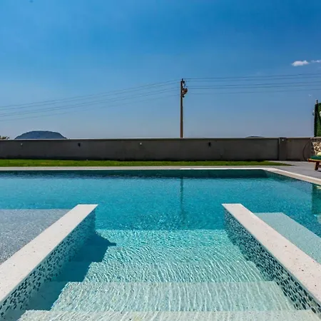 Oludeniz 4 Bedroom Luxury - Private Pool And Garden Vilă